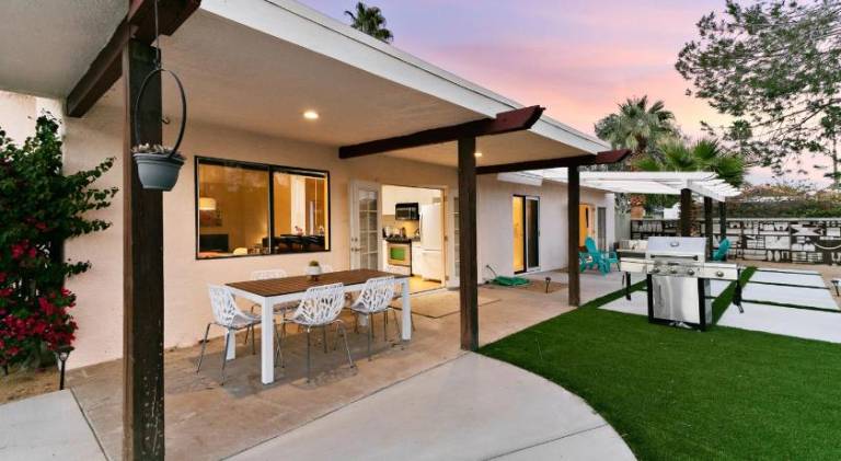 House with hot tub & pool — photo 3