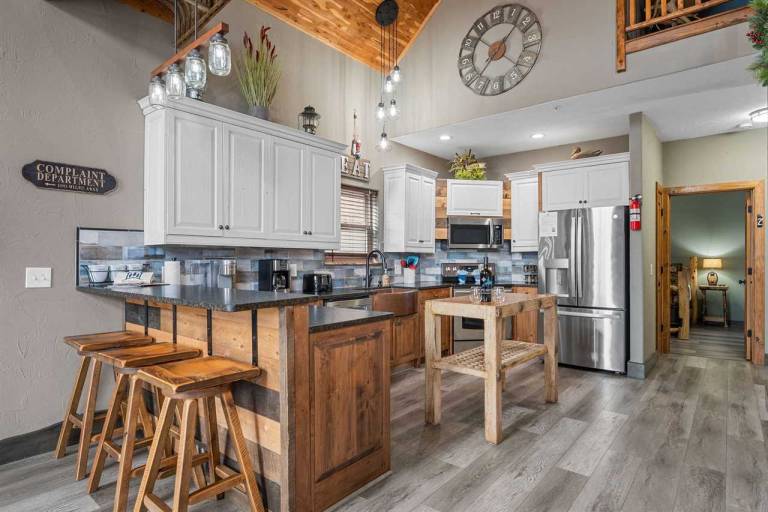 Fully equipped spacious vacation home with pool | Dogs allowed in Branson, MO