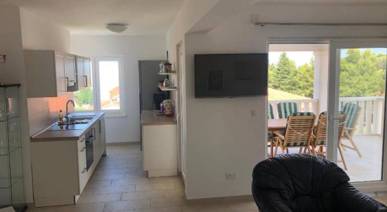 Rental apartment with yard, terrace & barbeque — photo 4