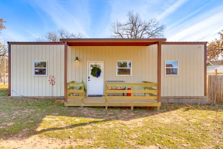 4 Mi to Lazy E Arena: Horse Lover's Haven w/ Grill — photo 3