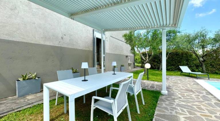 House with pool — photo 2