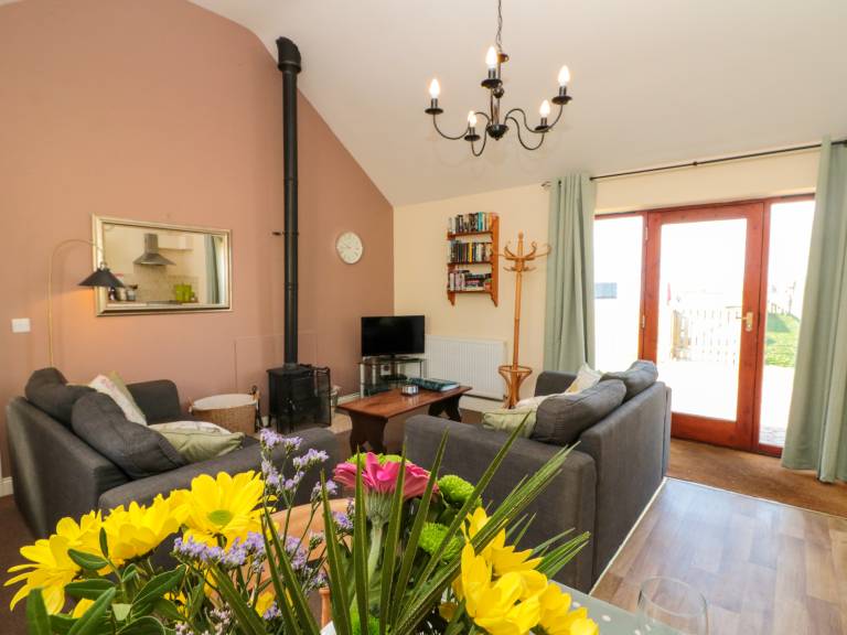 Cottage with garden — photo 3