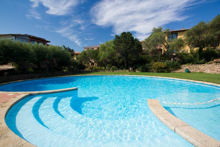 Apartment with pool & garden | Garden view — photo 4