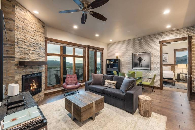 Condo with heated pool, jacuzzi & barbecue | Mountain view in Park City, UT