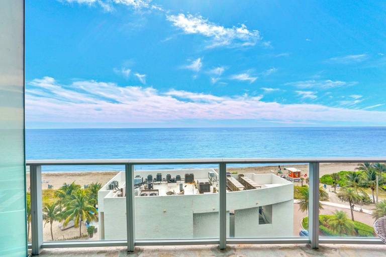 Apartment  Hallandale Beach