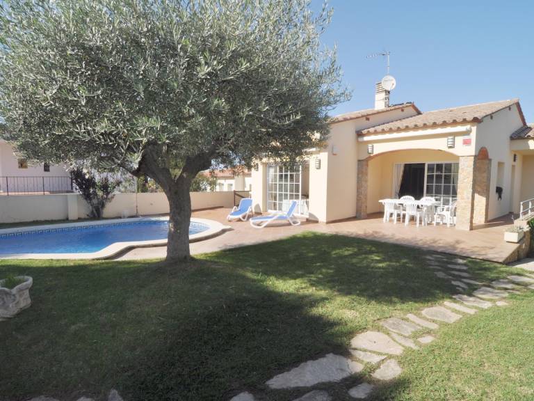 Villa with yard, private pool & BBQ — photo 4