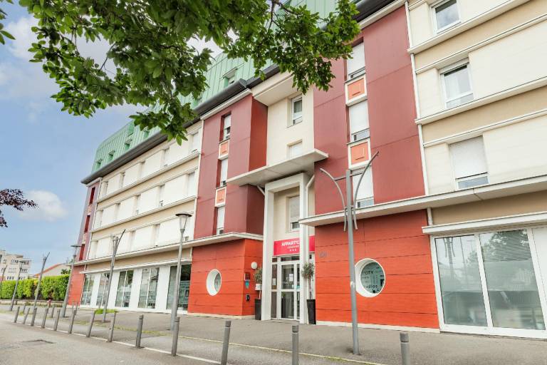 Serviced apartment with patio, sauna & yard | Perfect for remote work | Dogs allowed in Le Blanc-Mesnil