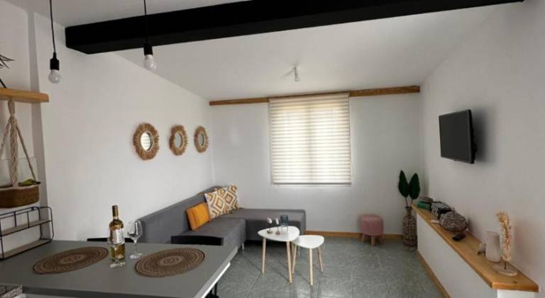 House with terrace & yard — photo 2