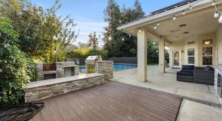 Vacation home with pool | Pet-friendly — photo 5