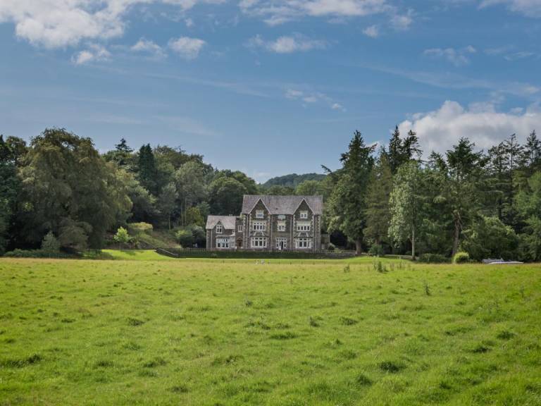 Cottage with terrace & garden | Water view in Windermere