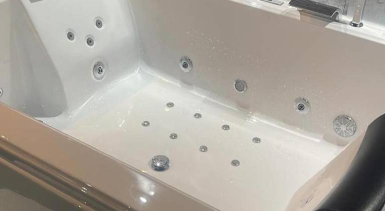La Suite Prestige Jacuzzi, Sauna, Netflix, Disney — photo 3