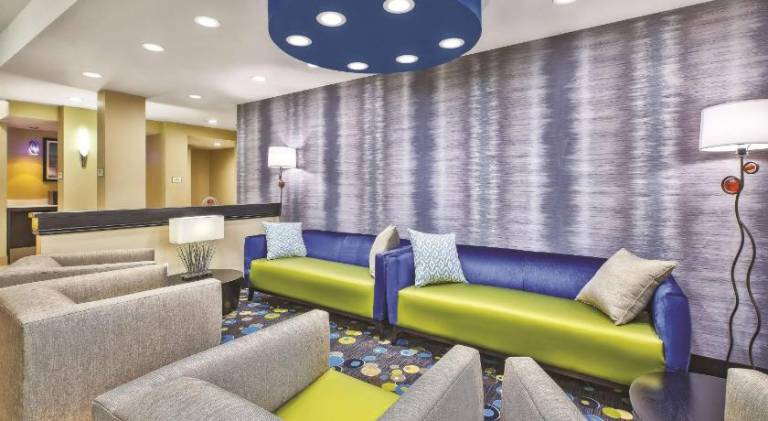 La Quinta Inn & Suites by Wyndham Niagara Falls — photo 4