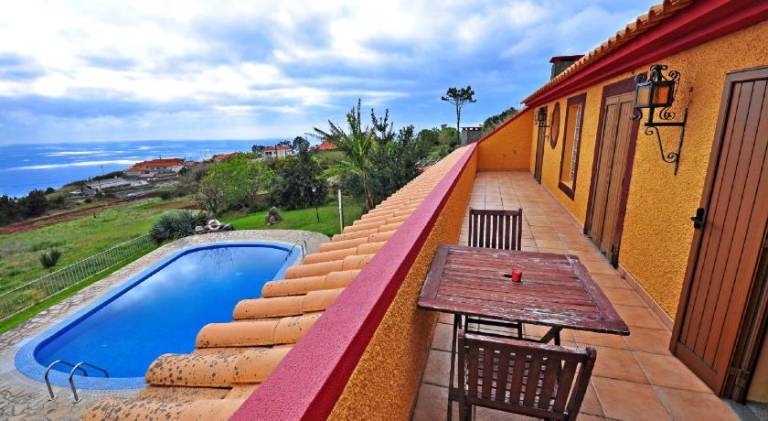 House with BBQ, yard & private pool — photo 3