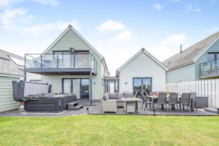 Fully equipped beautiful cottage with yard, jacuzzi & grill | Water view | Pet-friendly in Bideford