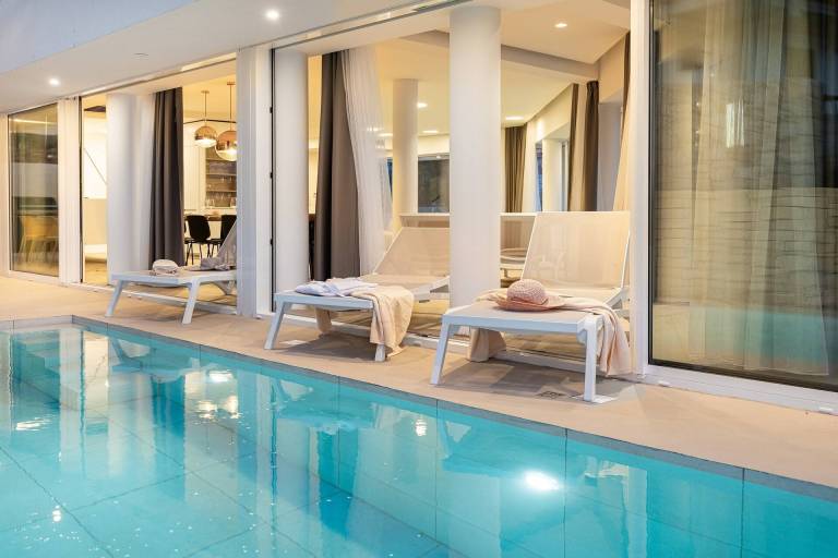 Fully equipped charming villa with hot tub, yard & private pool | Water view | Pets are welcome — photo 5
