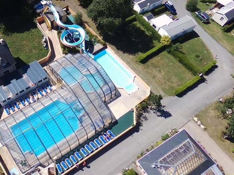 Mobile home with heated pool & patio in Pontivy