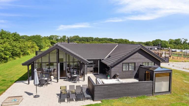Family-oriented beautiful vacation home with garden, private pool & grill | Pets are welcome — photo 2