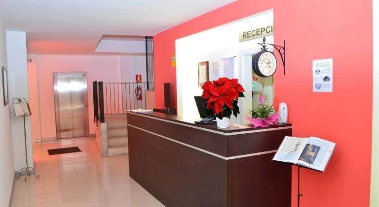 Big rental apartment with patio | Close to Cathedral-Basilica of Our Lady of the Pillar | Pet-friendly — photo 4