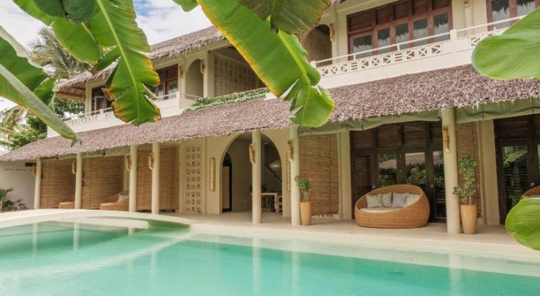 Villa with pool, patio & garden in General Luna