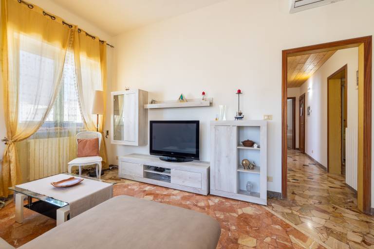 Child-friendly house with hot tub, BBQ & patio | City view | Suitable for remote work | Pets allowed — photo 3