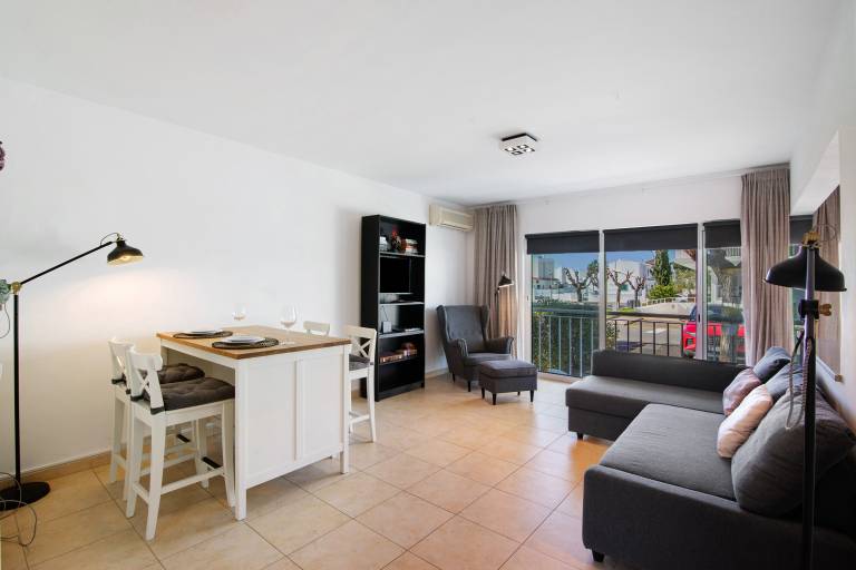 Children-friendly lovely rental apartment with pool, fast internet & garden | Garden view | Dogs allowed — photo 4