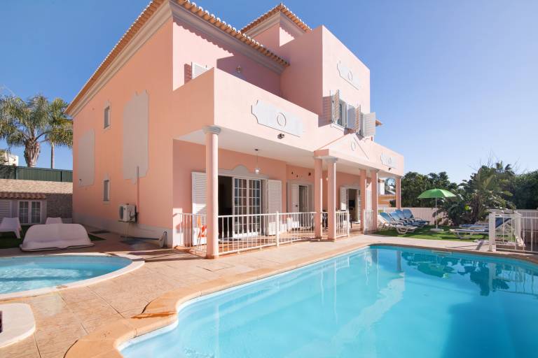 Villa with terrace, yard & private pool in Albufeira