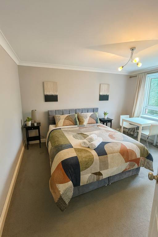 2 Bed Apartment Sleeps 4 Parking Wifi