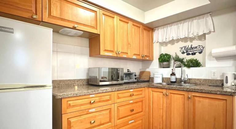 2BR 1BA Garden View Guest Suite - King-size Bed - Free Parking — photo 3