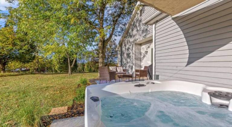 Vacation home with jacuzzi | Dogs allowed in Kent, KY