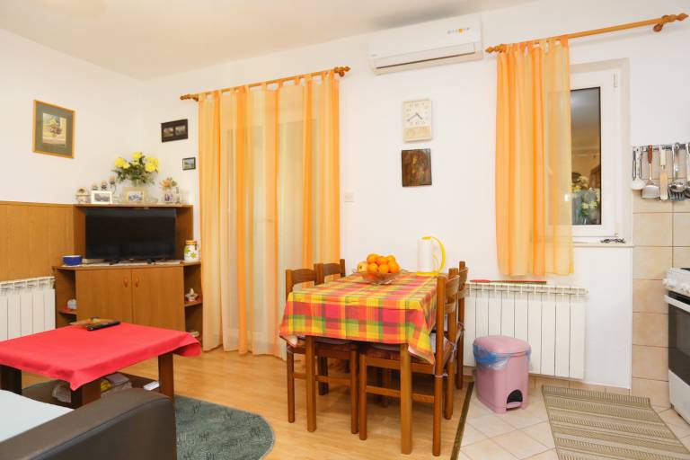 Fully equipped beautiful apartment with yard, grill & patio | Next to the beach | Dogs allowed — photo 3