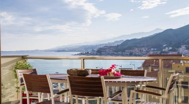 Lovely holiday apartment with terrace & garden | Close to the beach | Pets allowed in Messina