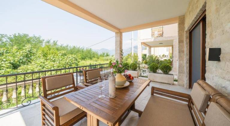 Rental apartment with patio, yard & barbeque — photo 4