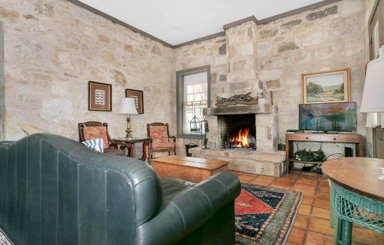 Adams Travis Historic 1890 home 1BR/1BA Walk to Main Hot Tub — photo 2