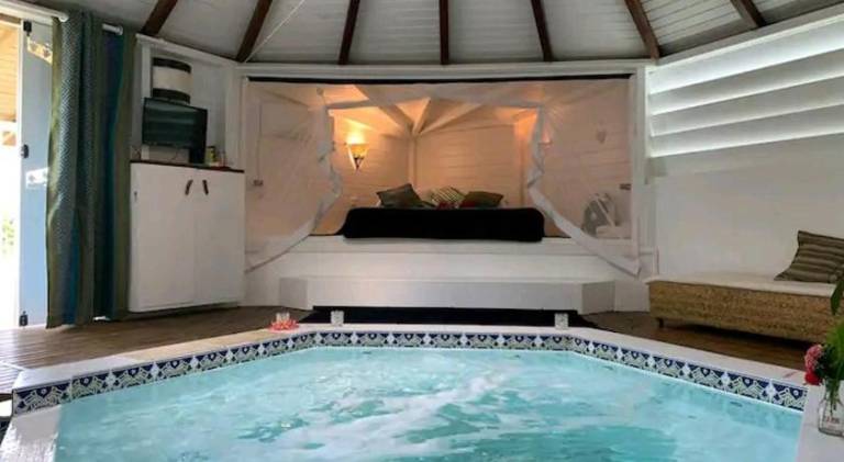 Rental apartment with pool & hot tub in Grand-Bourg