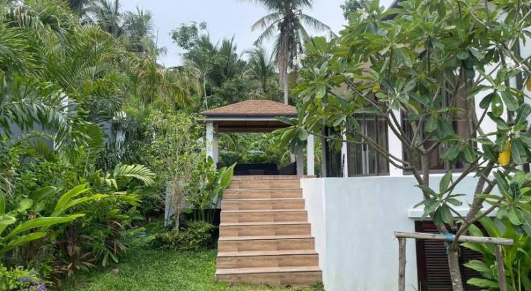 Villa with pool — photo 4