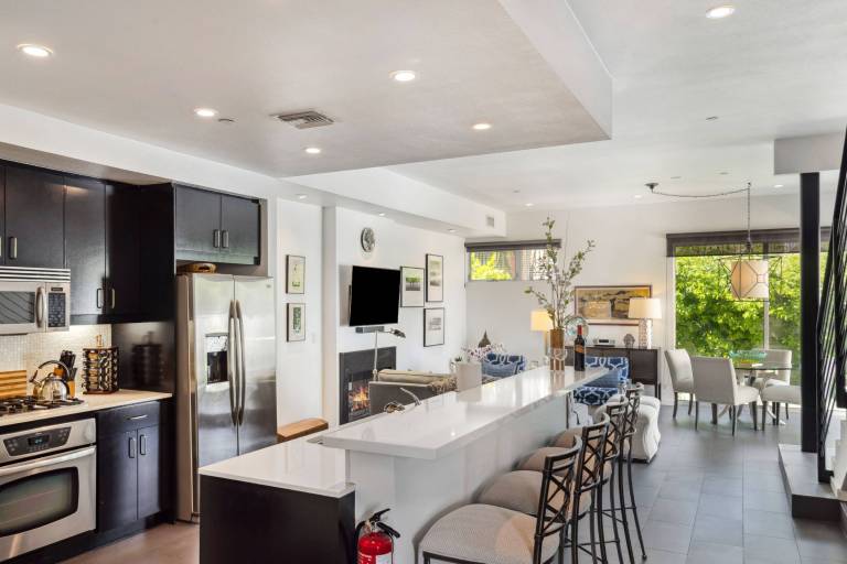 Fully equipped condo with BBQ, private pool & sauna | Mountain view | Suitable for remote work | Pets allowed — photo 3