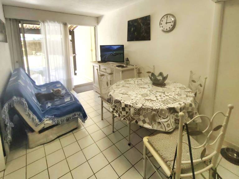 Holiday apartment with pool — photo 3