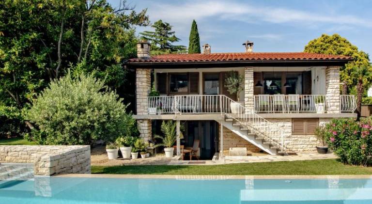 Vacation home with pool & hot tub in Novigrad
