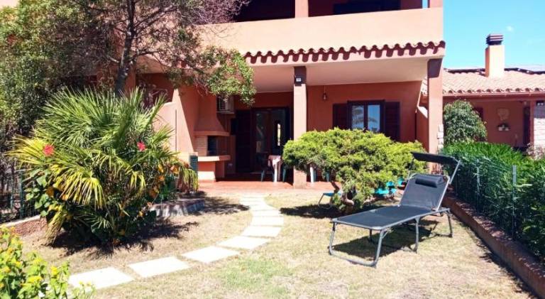 Apartment with yard & patio — photo 3
