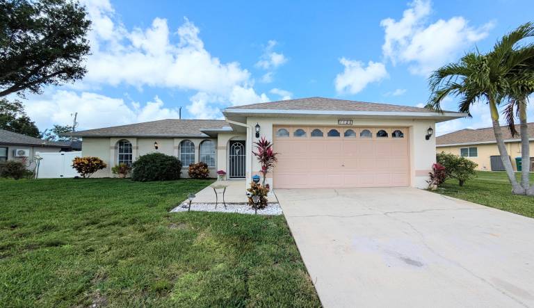 Family-oriented vacation home with private pool, barbeque & garden | Pets allowed — photo 3
