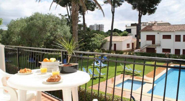 Holiday apartment with pool, yard & patio — photo 3