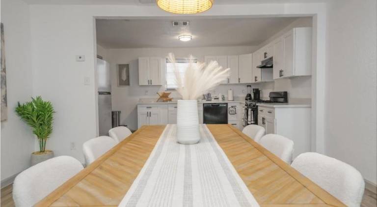 Fully equipped vacation home with terrace | Suitable for remote work | Pets allowed in Galveston, TX