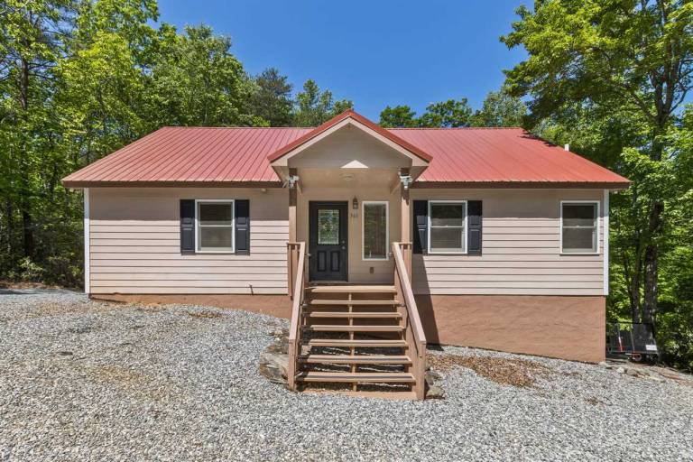 Luxury and Comfort in Lake Lure~Hot Tub~Fire pit in Lake Lure, NC