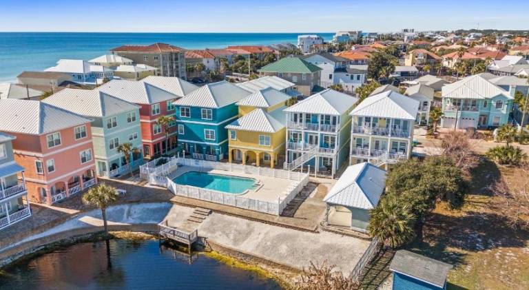 Vacation home with pool in Hollywood, FL