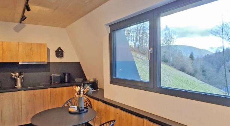 Lodge with yard, barbecue & patio — photo 5