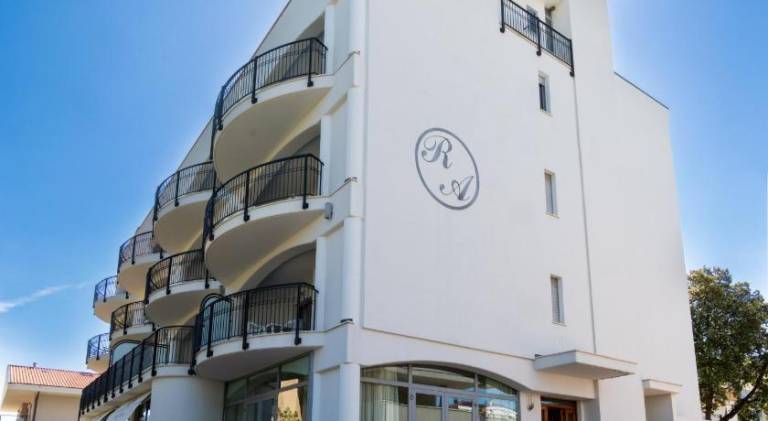 Nice serviced apartment with pool & garden | Next to the beach | Pets are welcome — photo 2
