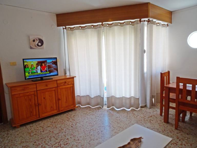 Holiday apartment with pool, garden & patio — photo 3