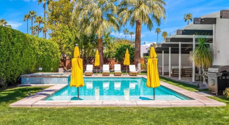 Mid-Century Home, 5-min to downtown, HUGE Pool & Spa in Palm Springs, CA
