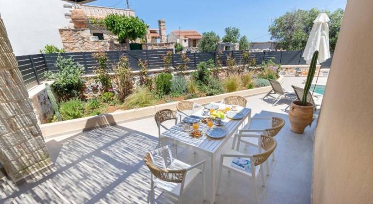 House with terrace, private pool & yard — photo 4