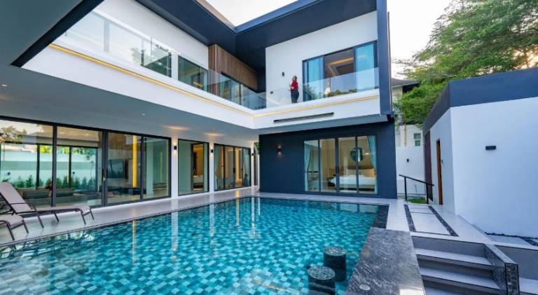 Villa with pool & jacuzzi in Sattahip
